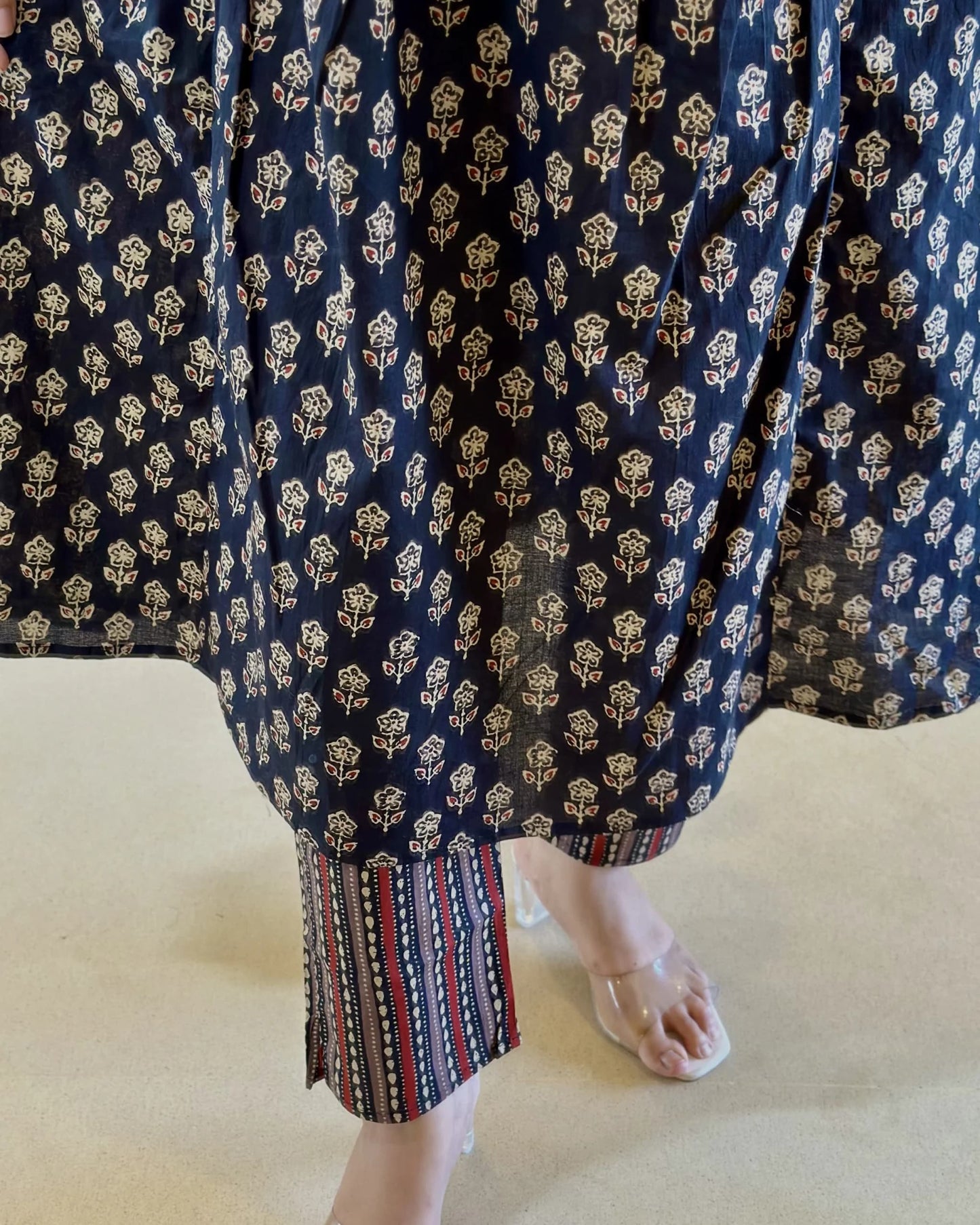 Look straight out of a dreMakes an enticing appearance at traditional events by wearing this handloom cotton kurta pant and Dupatta set