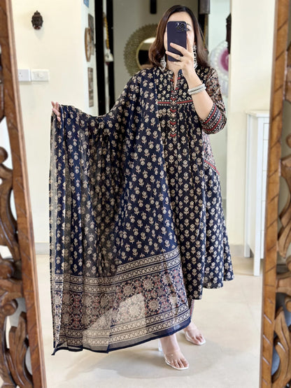 Look straight out of a dreMakes an enticing appearance at traditional events by wearing this handloom cotton kurta pant and Dupatta set