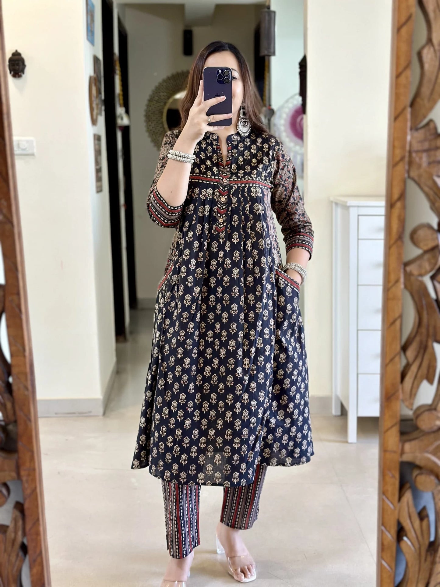 Look straight out of a dreMakes an enticing appearance at traditional events by wearing this handloom cotton kurta pant and Dupatta set