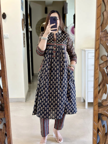 Look straight out of a dreMakes an enticing appearance at traditional events by wearing this handloom cotton kurta pant and Dupatta set